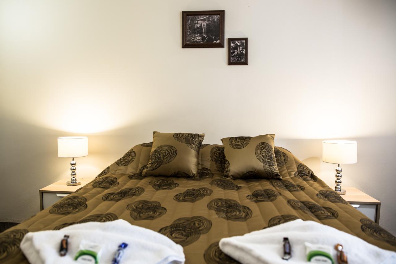 מאונט טאמבורין Tall Trees Motel Mountain Retreat מראה חיצוני תמונה